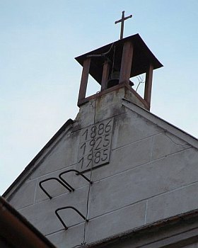 Sygnaturka nad prezbiterium z widocznymi datowaniami budowy i generalnych remontów.